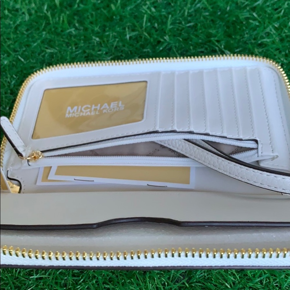 MICHAEL KORS JET SET TRAVEL LG FLAT MF PHN CASE - Picture 6 of 16